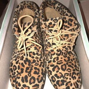 Lace up leopard print shoes